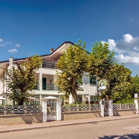 Hotel Eura Marina di Massa Exteriör bild