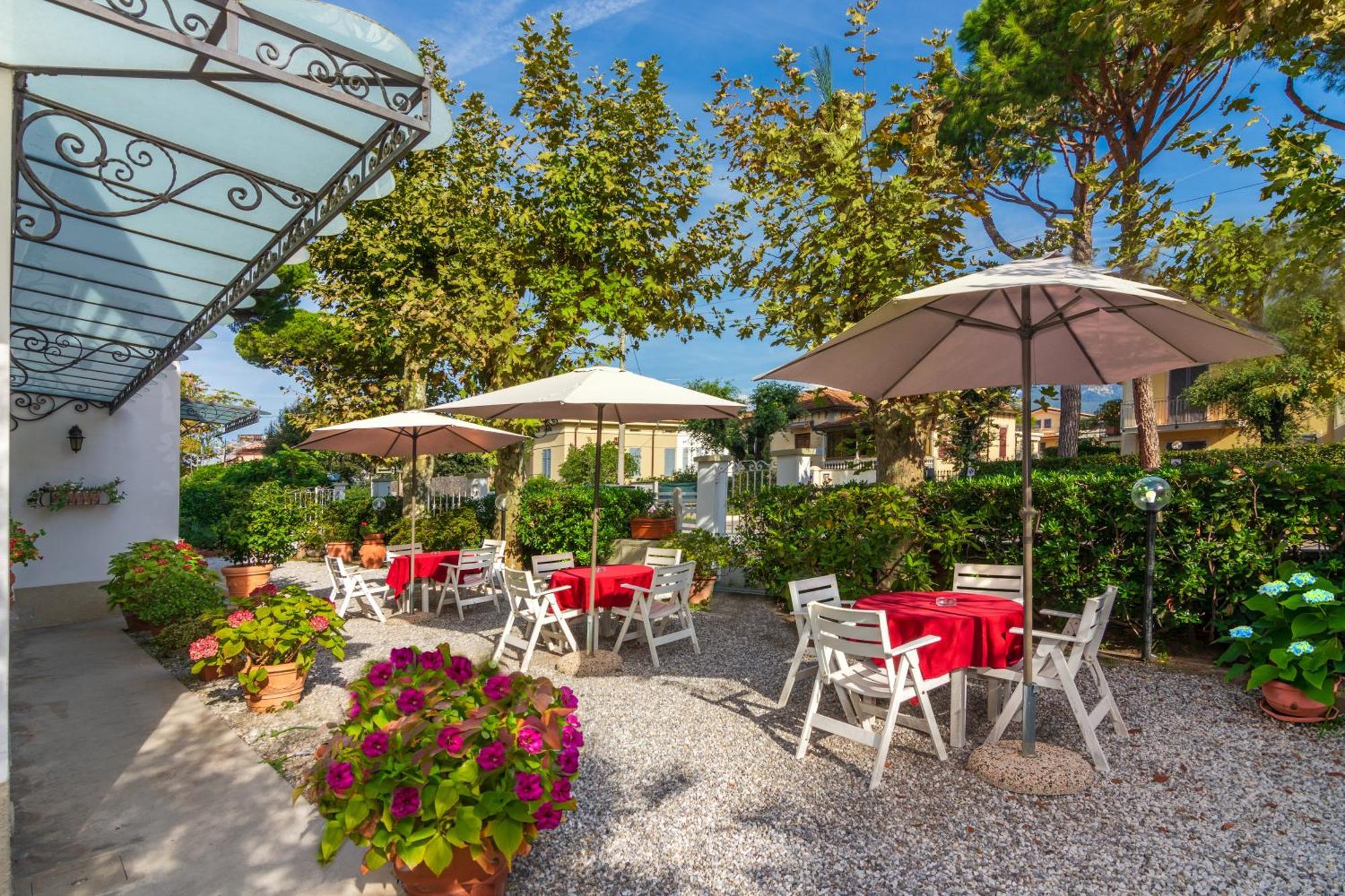 Hotel Eura Marina di Massa Exteriör bild