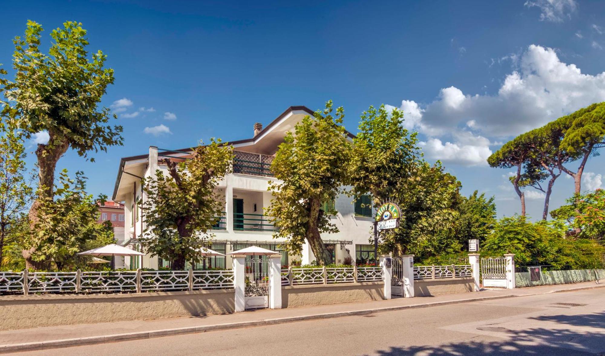 Hotel Eura Marina di Massa Exteriör bild