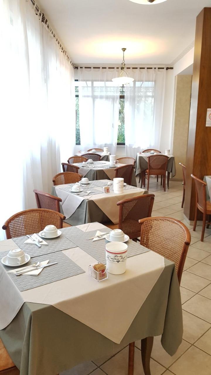 Hotel Eura Marina di Massa Exteriör bild